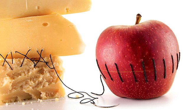 Alimentos que atrapalham a cicatrização com um X e a maçã que auxilia